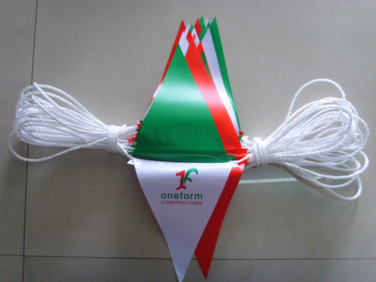 China Tamaño pequeño de la bandera del banderín del triángulo del empavesado del poliéster instalada en la cuerda resistente proveedor