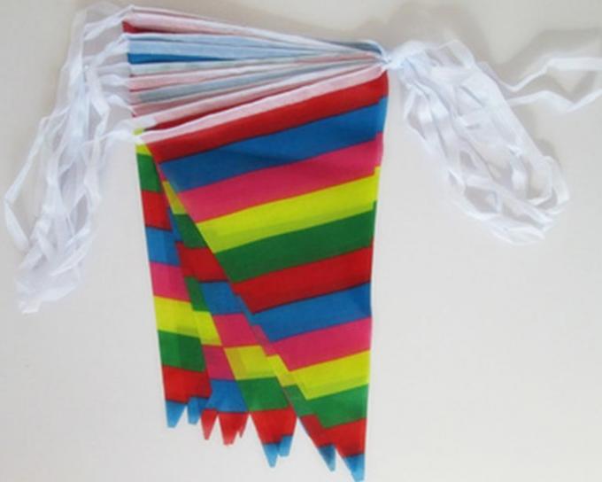 Tamaño pequeño de la bandera del banderín del triángulo del empavesado del poliéster instalada en la cuerda resistente