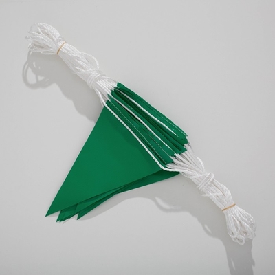 Seguridad verde de las banderas por encargo de los banderines del triángulo del PVC para Construciton y el camino