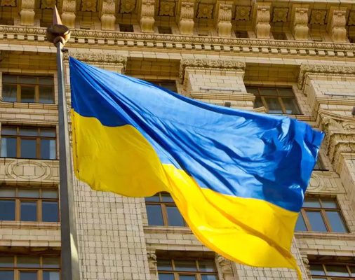 El mundo del poliéster del color de Pantone señala estilo colgante ucraniano de la bandera por medio de una bandera nacional 3x5