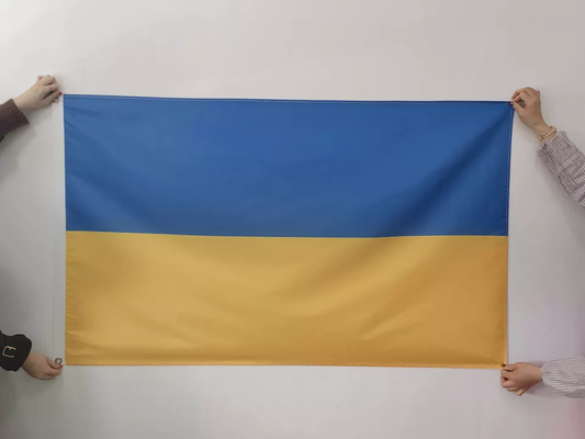El mundo del poliéster del color de Pantone señala estilo colgante ucraniano de la bandera por medio de una bandera nacional 3x5